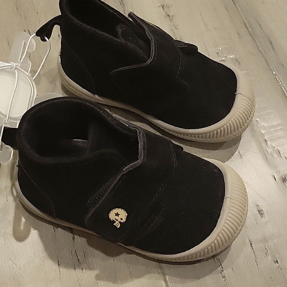 Gerber shoes size 4 (9-12 months)